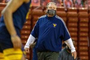 NOTEBOOK: Huggins' halftime talk had nothing to do with the analytics of Texas' hot start